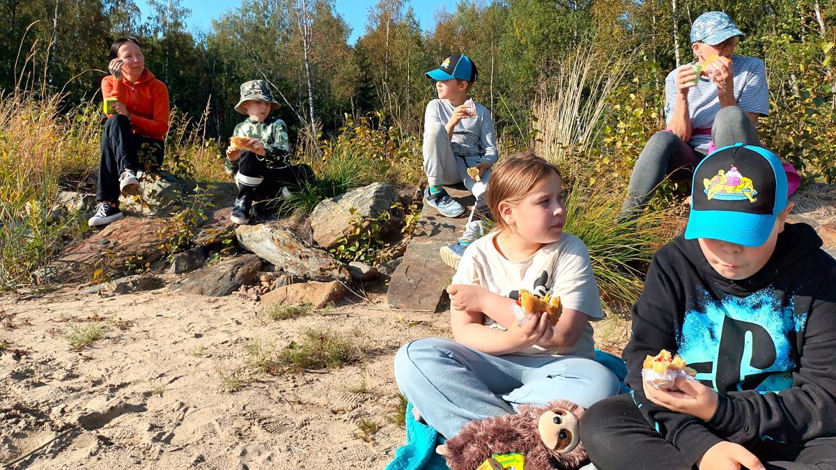 Viikonloppuleirillä syödään eväitä rannalla